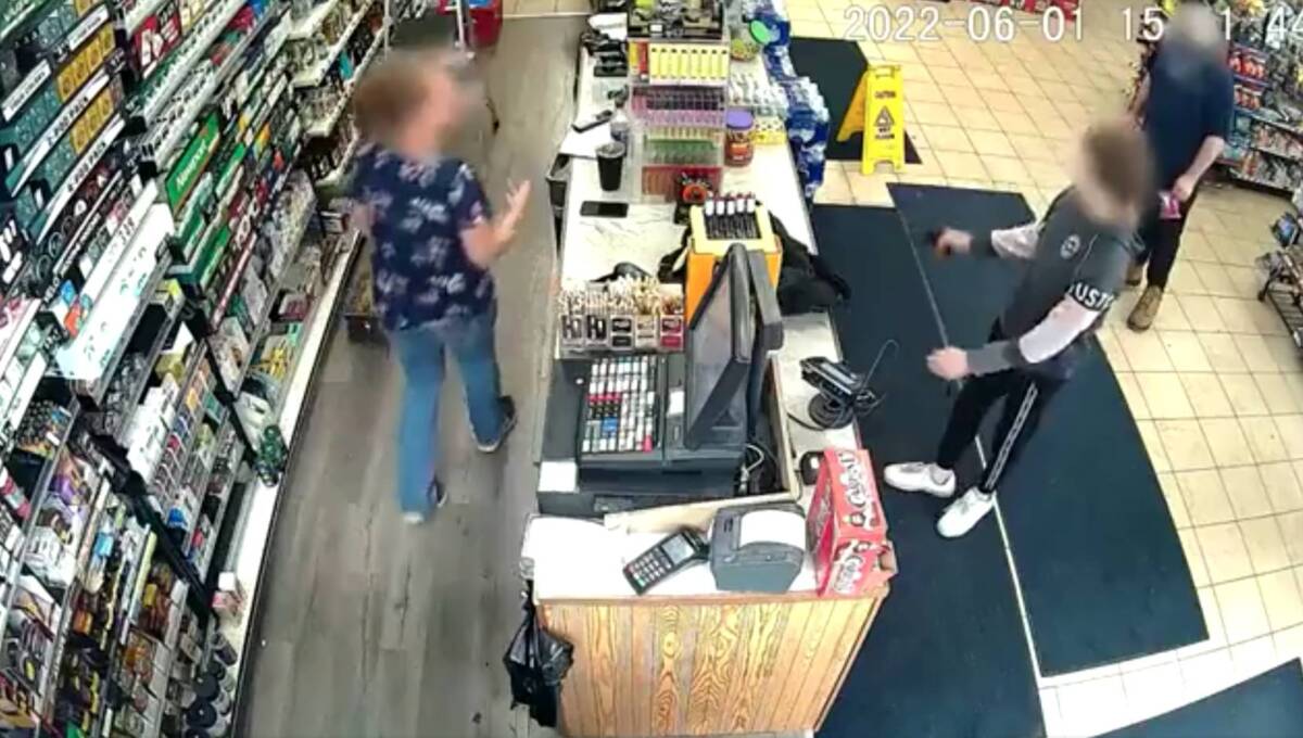 En video: Niño de 12 años entró armado y robó una tienda en Estados Unidos Una cámara de seguridad de la tienda de una gasolinera en&nbsp;Michigan&nbsp;captó el momento cuando un niño de tan solo 12 años de edad amenazó con un arma y disparó al techo para que la cajera le diera el dinero.