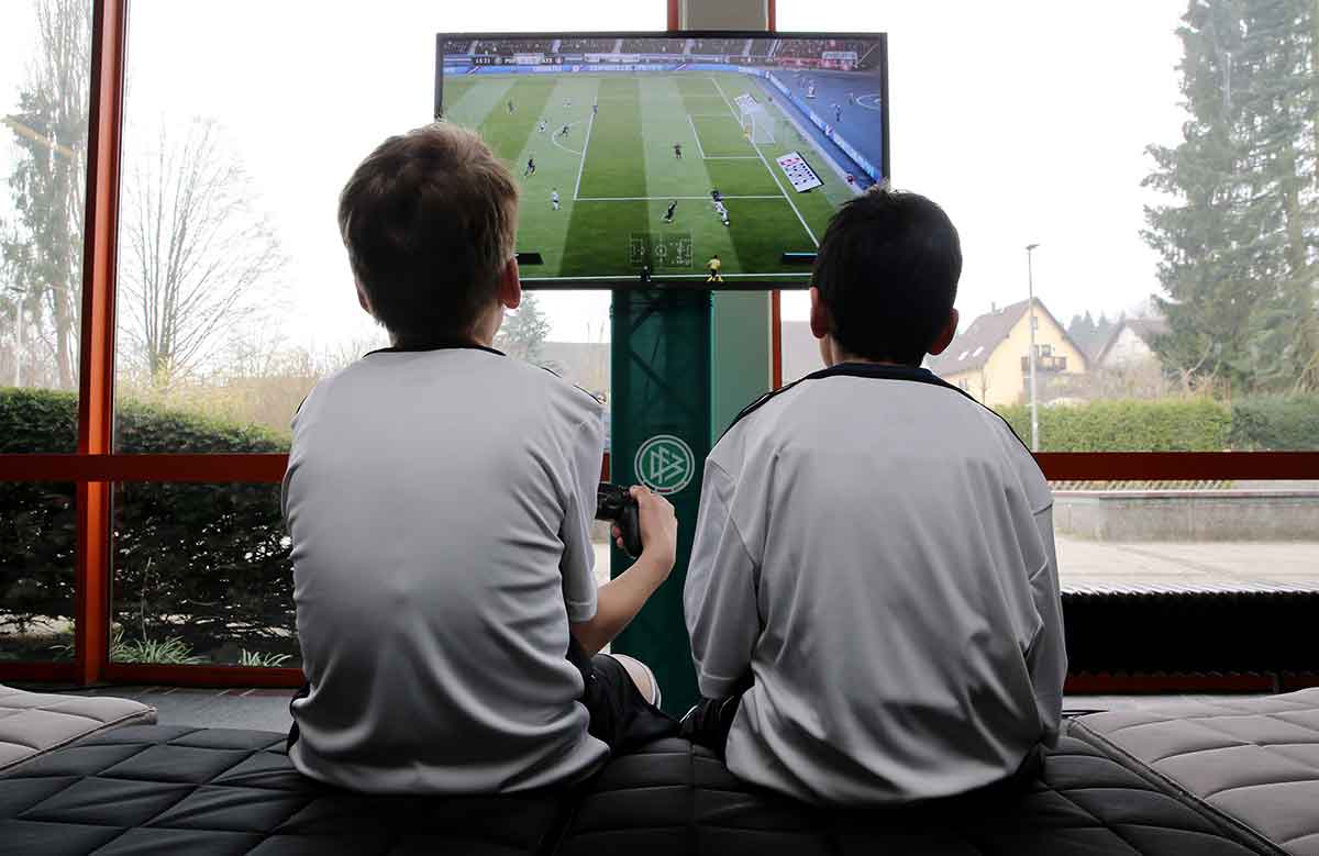 Menor que mató a un niño por una apuesta de videojuegos aceptó cargos Un Juez del Sistema de Responsabilidad Penal para Adolescentes impuso medida de internamiento preventivo a un joven de 15 años, que le habría causado la muerte a un niño de 9 años en Villavicencio, por una disputa de videojuegos.