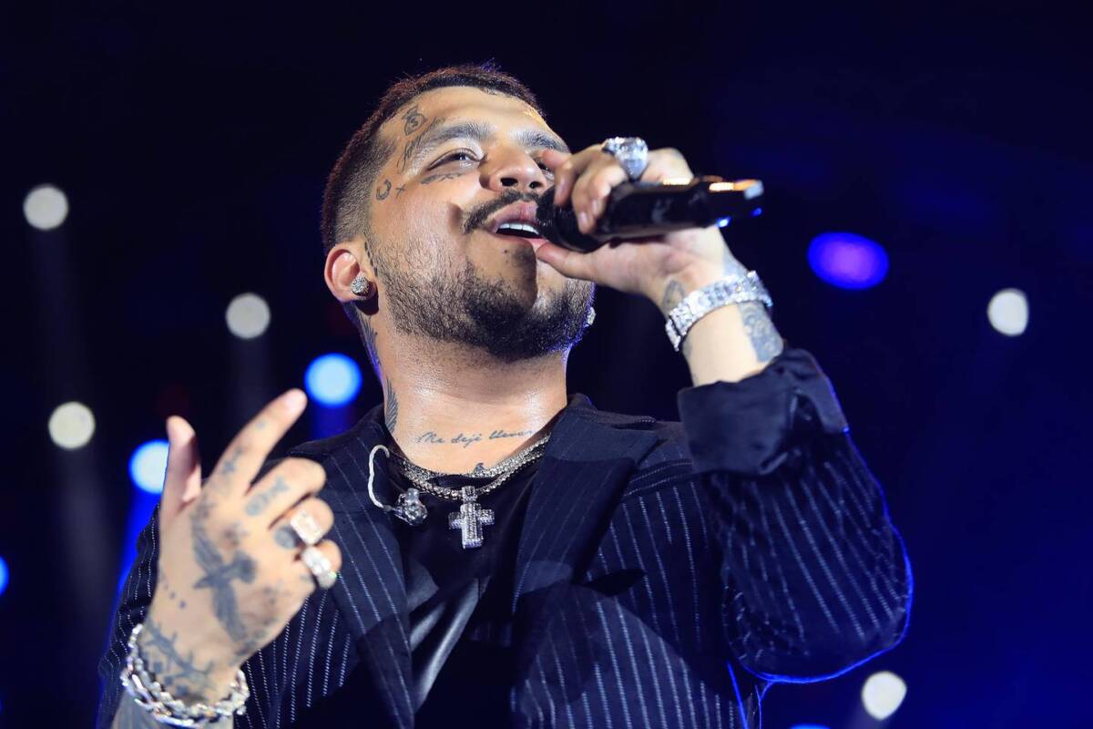 Christian Nodal se 'salió de los chiros' y sacó a fans de concierto 1 Christian Nodal se 'salió de los chiros' y sacó a fans de concierto El cantante mexicano Christian Nodal se 'salió de los chiros' y sacó a varios fans que le estaban lanzando hielos durante una presentación.