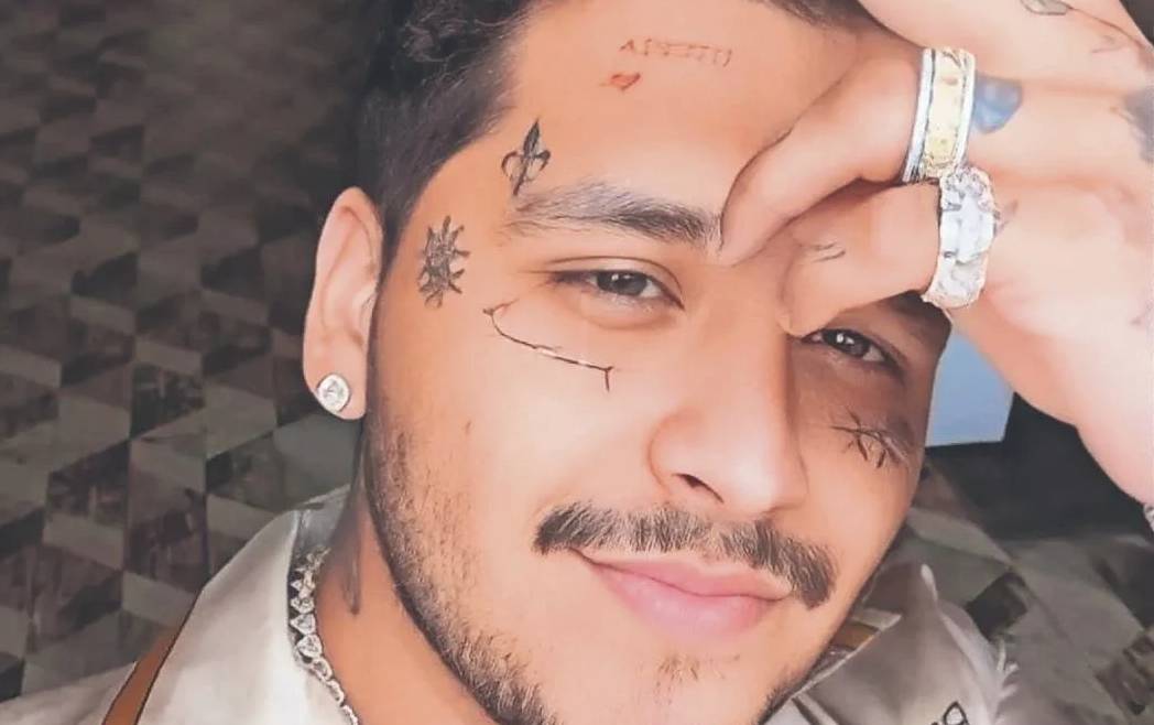 ¿Eran falsos? Nodal apareció sin tatuajes en la cara Nodal además de sonar por sus canciones (o por faltar a conciertos), da bastante de qué hablar en redes sociales por el estilo al que le ha apostado últimamente.