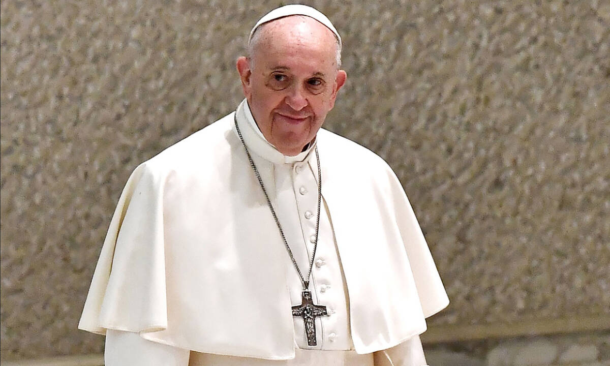 Las bromas del papa Francisco con J Balvin 2 Las bromas del papa Francisco con J Balvin El Papa Francisco recibió este jueves en el Vaticano a un grupo de artistas internacionales, entre los que se destacan el cantante colombiano J Balvin, quien logró, además, sacarse unas selfies con él y hacer una que otra broma.