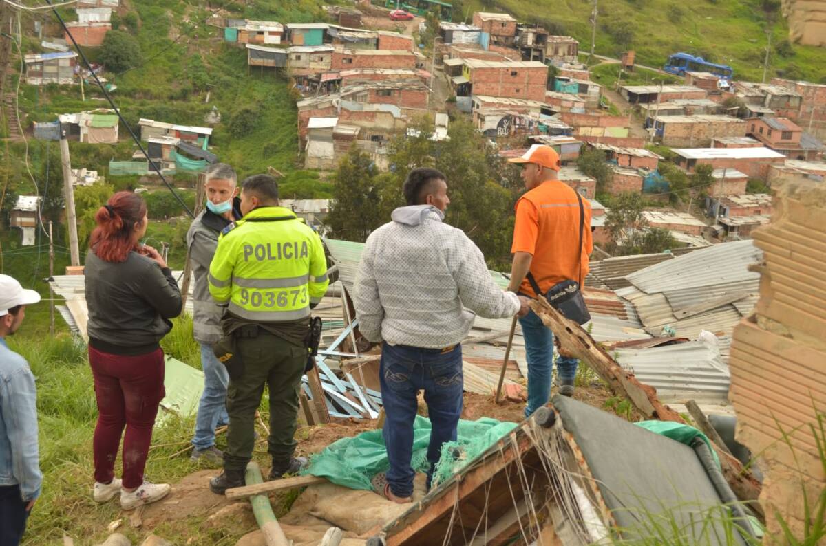 Deslizamiento en El Paraíso afectó a cuatro familias Una nevera y dos palos enclenques sostienen las casas que quedaron en pie, luego del fuerte deslizamiento que desoló la comunidad del barrio Mirador del Paraíso, la madrugada de ayer. Una vivienda, donde habitan tres menores de edad, quedó reducida a escombros.
