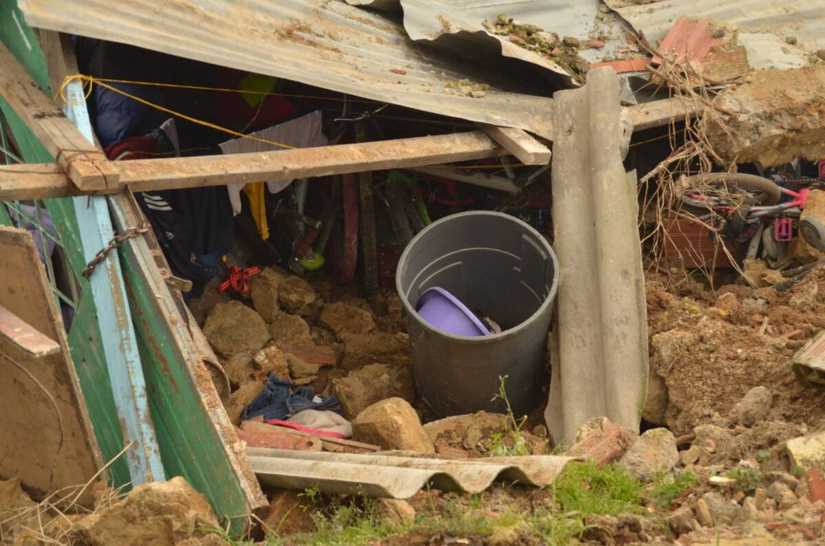 Deslizamiento en El Paraíso afectó a cuatro familias Una nevera y dos palos enclenques sostienen las casas que quedaron en pie, luego del fuerte deslizamiento que desoló la comunidad del barrio Mirador del Paraíso, la madrugada de ayer. Una vivienda, donde habitan tres menores de edad, quedó reducida a escombros.