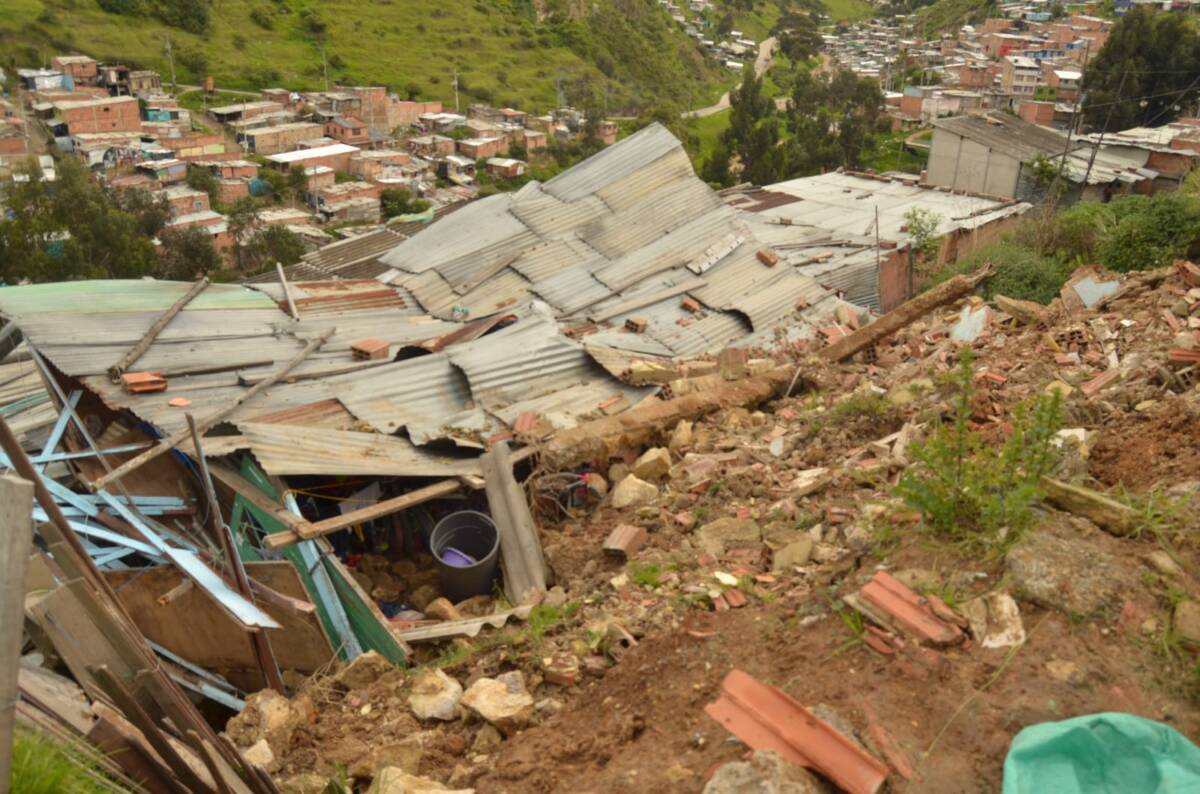 Deslizamiento en El Paraíso afectó a cuatro familias Una nevera y dos palos enclenques sostienen las casas que quedaron en pie, luego del fuerte deslizamiento que desoló la comunidad del barrio Mirador del Paraíso, la madrugada de ayer. Una vivienda, donde habitan tres menores de edad, quedó reducida a escombros.