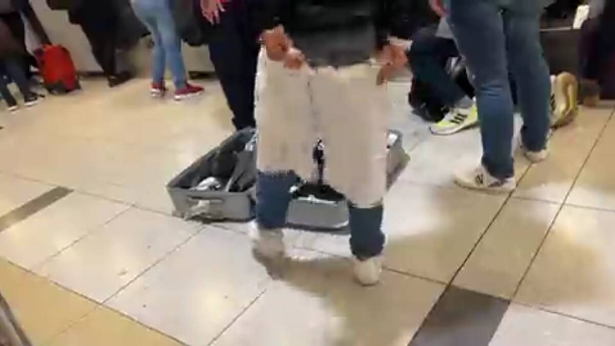 Se puso toda la ropa que llevaba para no pagar exceso de equipaje “Pasajero se va poniendo ropa para disminuir el peso”, escribió el influenciador en Twitter junto al video que se volvió viral.