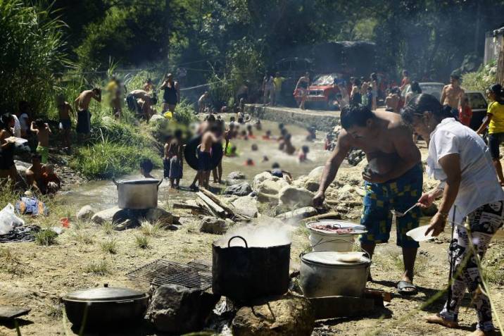 Bomberos advierten no ir a ríos ni quebradas este fin de semana 1 Bomberos advierten no ir a ríos ni quebradas este fin de semana Los Bomberos de Cundinamarca advierten a todas las personas que viajan este fin de semana, no acudir a quebradas ni ríos, ya que por las fuertes lluvias se pueden presentar crecientes y accidentes.