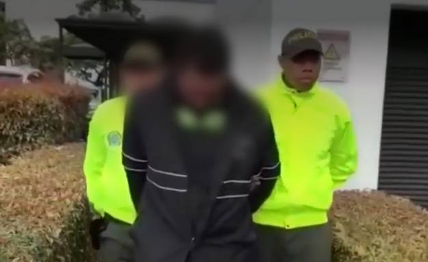Capturan a pedófilo que se hacía pasar por niño en redes para abusar de su hijastra El pedófilo a través de la modalidad 'grooming' se ponía en contacto con la menor y le solicitaba fotografías y videos. Los ciberinvestigadores identificaron al señalado como el padrastro de la niña.