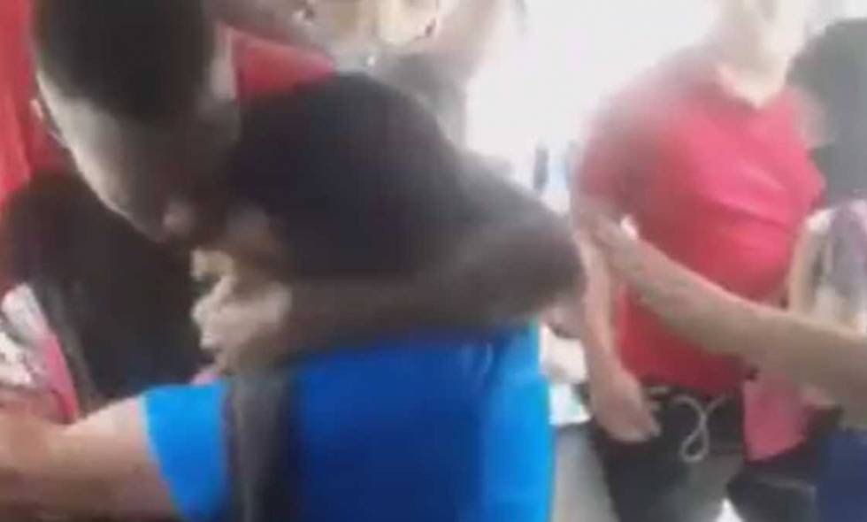 Se fueron a los puños por un asiento en el bus 4 Se fueron a los puños por un asiento en el bus Se conoció otro acto de intolerancia en un bus del MIO, en el que dos hombres se agredieron físicamente a los puños, dentro del vehículo por un asiento.