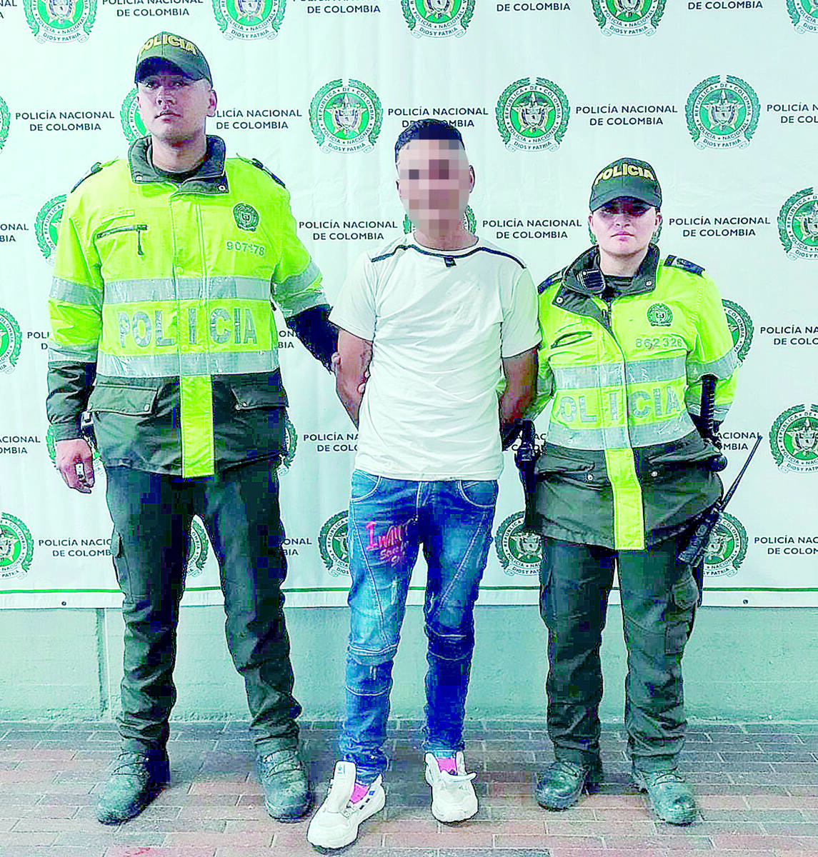 Homicidio a sangre fría en El Perdomo, Ciudad Bolívar 2 Homicidio a sangre fría en El Perdomo, Ciudad Bolívar En horas de la mañana de ayer un grupo de jóvenes en el barrio Ismael Perdomo, de la localidad de Ciudad Bolívar, lloraban la muerte de un amigo, quien había sido asesinado horas antes en un hecho de intolerancia.