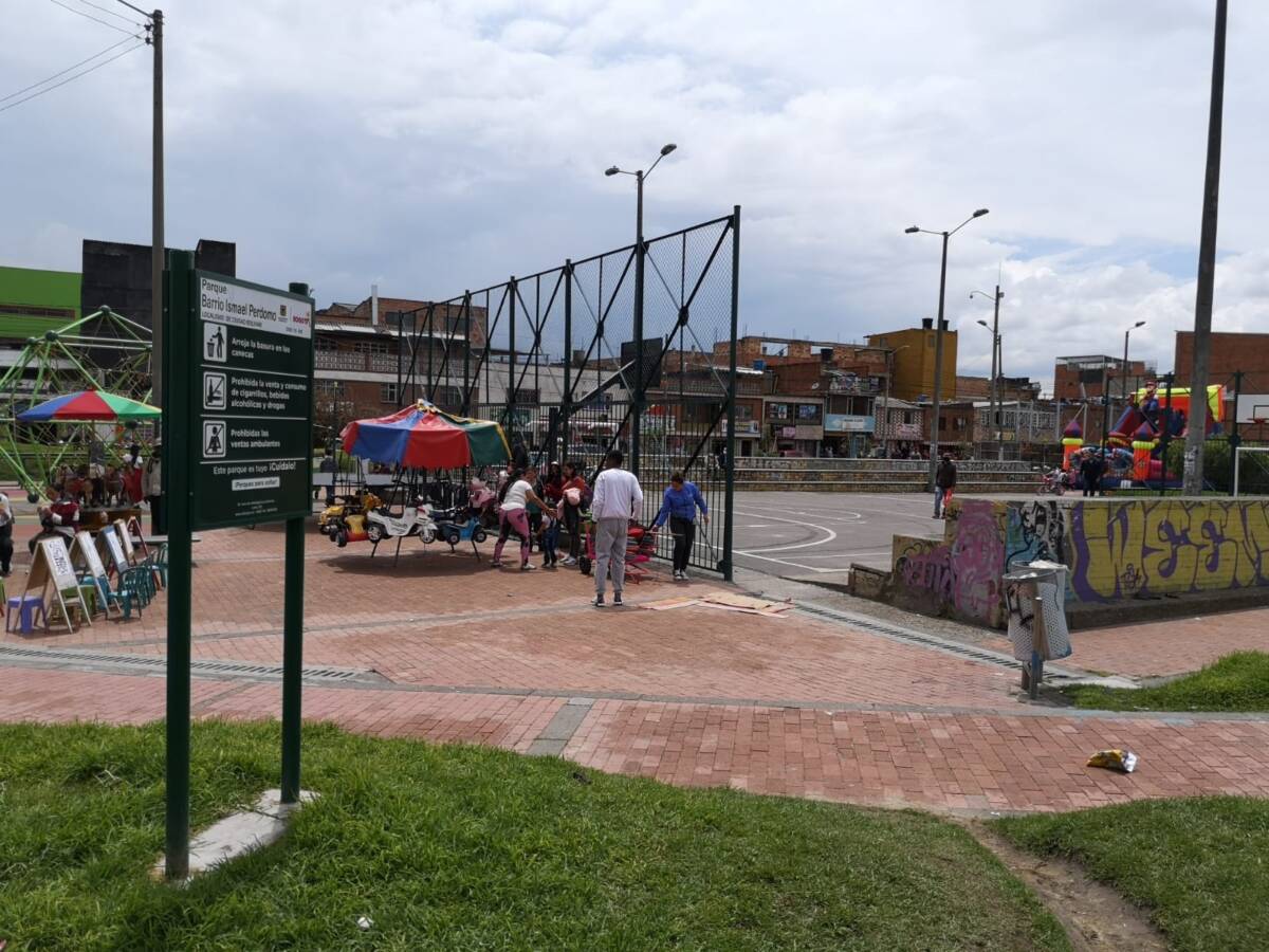Homicidio a sangre fría en El Perdomo, Ciudad Bolívar 1 Homicidio a sangre fría en El Perdomo, Ciudad Bolívar En horas de la mañana de ayer un grupo de jóvenes en el barrio Ismael Perdomo, de la localidad de Ciudad Bolívar, lloraban la muerte de un amigo, quien había sido asesinado horas antes en un hecho de intolerancia.