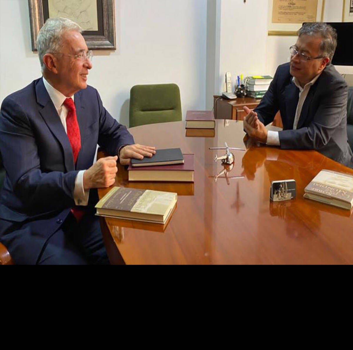 La foto del encuentro entre Petro y Uribe 5 La foto del encuentro entre Petro y Uribe Los colombianos que han seguido de cerca la enemistad y las diferencias que durante muchos años han existido entre el expresidente Álvaro Uribe Vélez y el presidente electo, Gustavo Petro, hoy les parece increíble que ambos se reúnan a debatir.