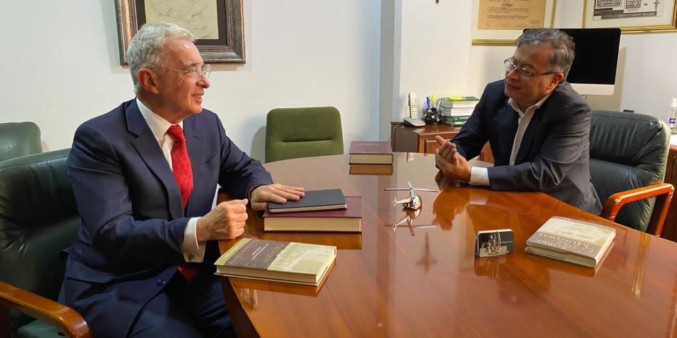 La foto del encuentro entre Petro y Uribe 1 La foto del encuentro entre Petro y Uribe Los colombianos que han seguido de cerca la enemistad y las diferencias que durante muchos años han existido entre el expresidente Álvaro Uribe Vélez y el presidente electo, Gustavo Petro, hoy les parece increíble que ambos se reúnan a debatir.