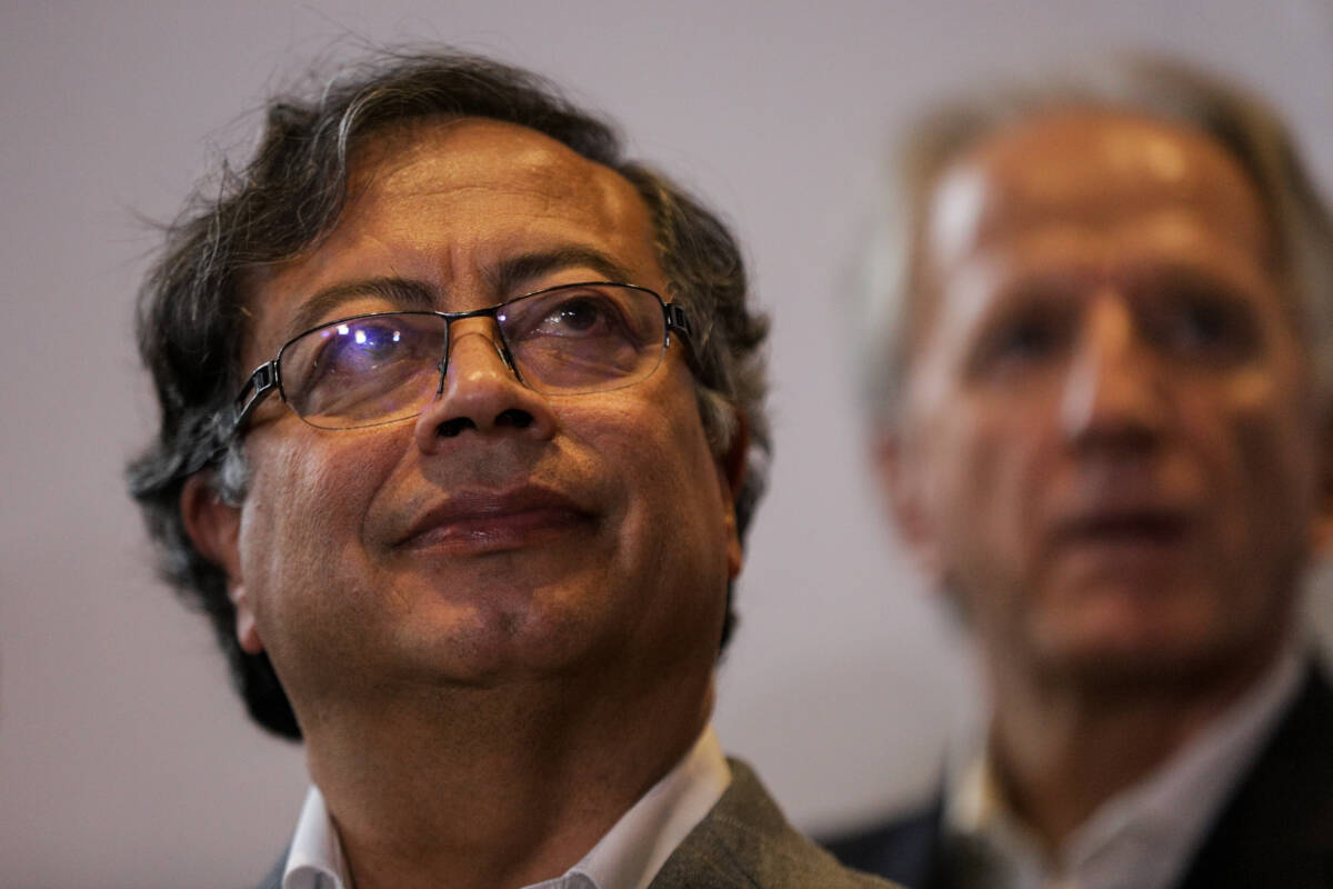 Petro se comunicó con el gobierno de Venezuela para reapertura de fronteras 10 Petro se comunicó con el gobierno de Venezuela para reapertura de fronteras Desde su cuenta de Twitter, el presidente electo de Colombia, Gustavo Petro, anunció que en las últimas horas mantuvo comunicación con el Gobierno de Venezuela para reabrir la frontera entre los dos países.