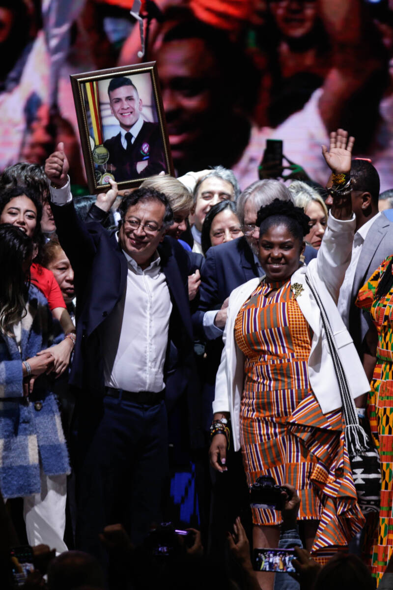 Álvaro Uribe aceptó reunirse con el presidente electo Gustavo Petro Álvaro Uribe Vélez, expresidente y uno de los políticos más influyente de todo el país en las últimas dos décadas de Colombia, aceptó la invitación del nuevo presidente electo, Gustavo Petro, para dialogar y pasar la página de la polarización.