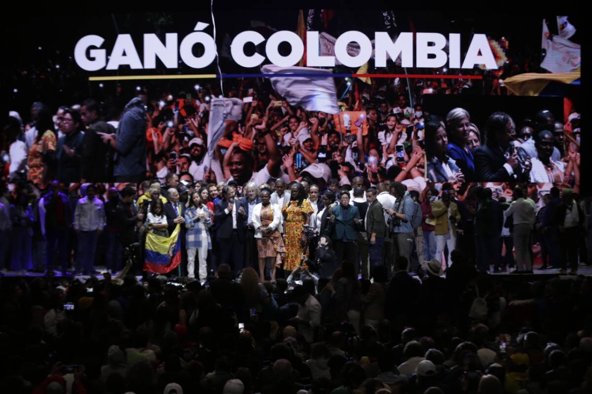 Presidentes latinoamericanos, incluído Nicolas Maduro, felicitaron a Petro Con Petro también se comunicaron telefónicamente los presidentes de Perú, Pedro Castillo, quien aseguró que a los dos países los une “un sentimiento común que busca mejoras colectivas, sociales y de integración regional para nuestros pueblos”, y Alberto Fernández, de Argentina, quien aseguró que “su triunfo asegura el camino hacia una América Latina integrada”.