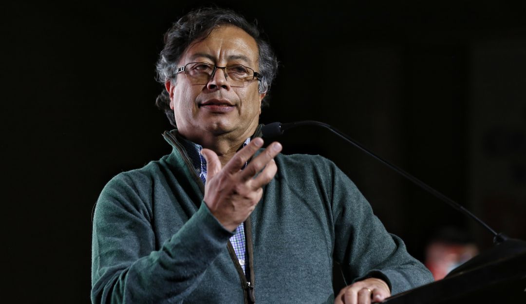 Petro dejó ver su molestia por las demoras con el metro de Bogotá 5 Petro dejó ver su molestia por las demoras con el metro de Bogotá El presidente electo, Gustavo Petro, dejó entrever de nuevo su malestar porque no se haya llevado a cabo el proyecto de metro subterráneo en Bogotá que él dejó planteado cuando era alcalde de la ciudad.