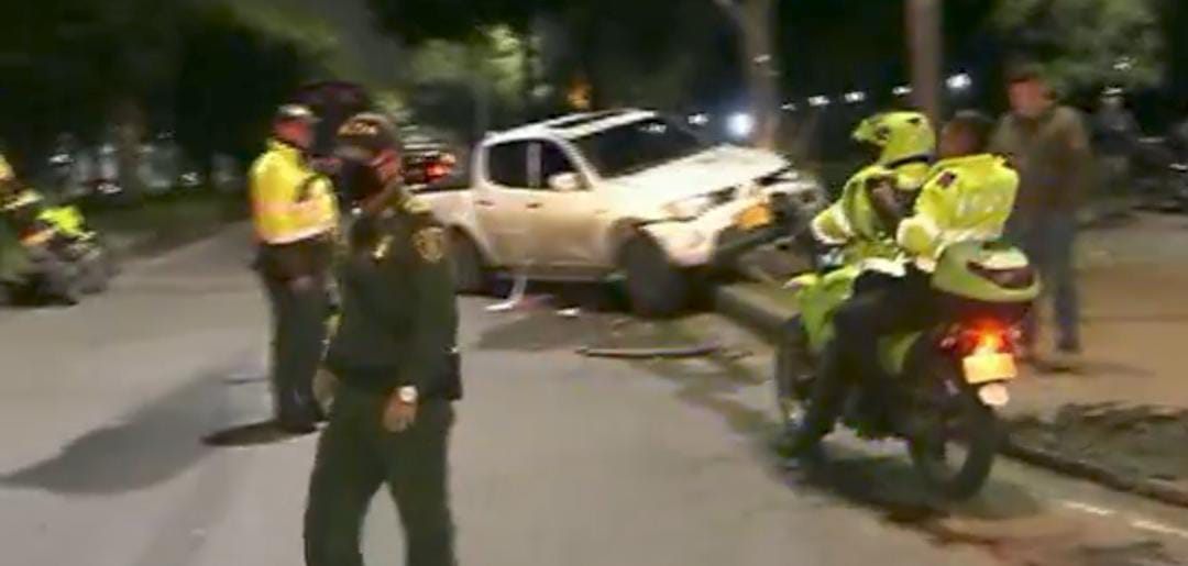Capturan a pillos que atracaron a un grupo de médicos en Teusaquillo Al respecto, los afectados llamaron a las autoridades y pusieron la denuncia. En ese momento, la policía comenzó la búsqueda de los pillos gracias a una señal de GPS que tenía activada uno de los celulares hurtados.