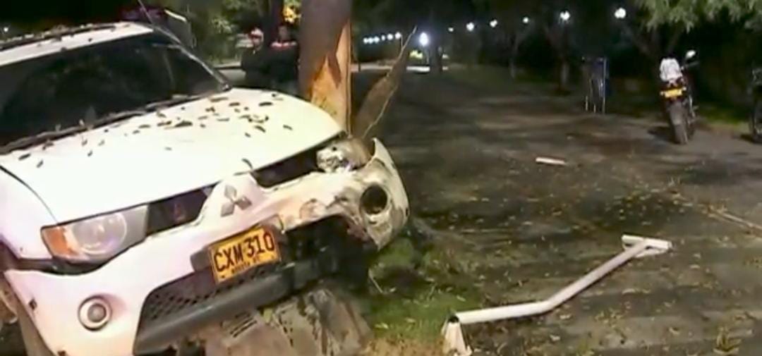 Capturan a pillos que atracaron a un grupo de médicos en Teusaquillo Al respecto, los afectados llamaron a las autoridades y pusieron la denuncia. En ese momento, la policía comenzó la búsqueda de los pillos gracias a una señal de GPS que tenía activada uno de los celulares hurtados.