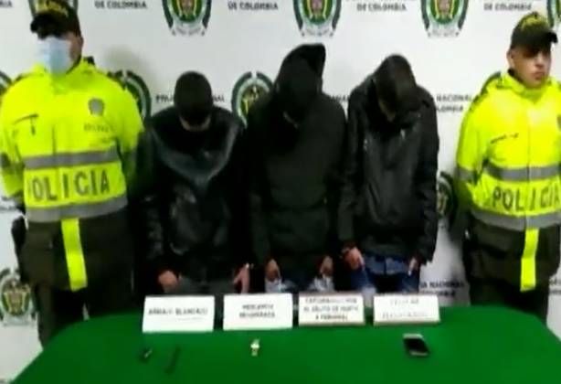 Capturan a cinco bandidos que hurtaban en San Cristóbal, a dos les dieron paloterapia En el barrio Villa Javier, en la localidad de San Cristóbal, cinco bandidos fueron capturas luego de que robaran a una mujer y a un hombre en las horas de la noche de este jueves.