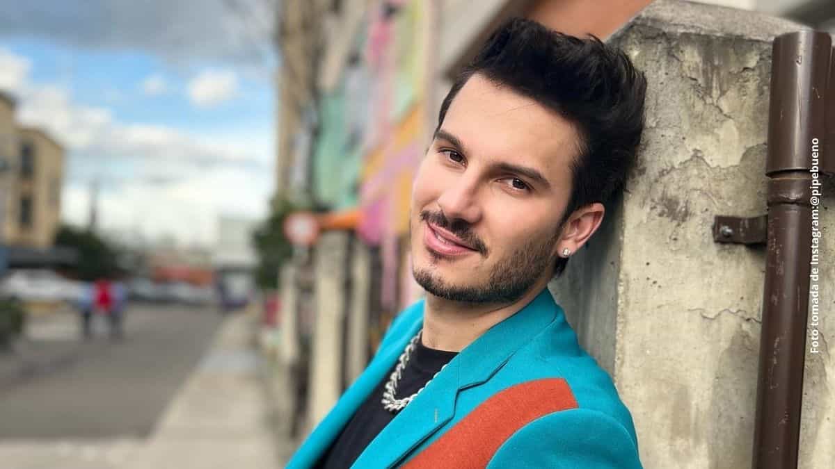 Pipe bueno le dio romántico beso a una fan en pleno concierto 3 Pipe bueno le dio romántico beso a una fan en pleno concierto Durante el concierto, Pipe Bueno habría invitado a la mujer del público que subiera al escenario y sin pensarlo dos veces se acercó al cantante.