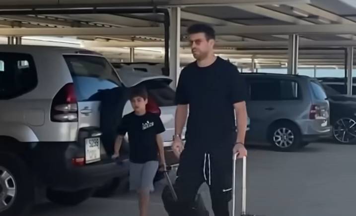 La agresiva reacción de Piqué ante la insistente pregunta de un reportero por Shakira La separación de Shakira con el futbolista Piqué ha estado en el ojo de todos los medios de comunicación, quienes se han encargado de no pasar por alto ninguno de los movimientos de los dos.