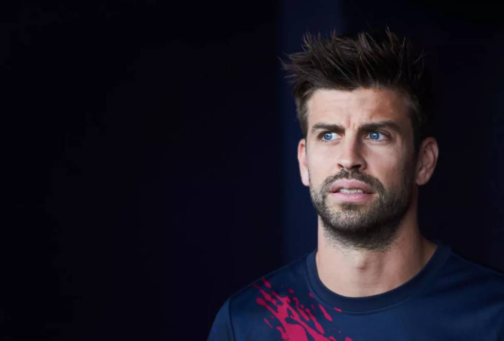 La reacción de Piqué al escuchar 'Te felicito' en pleno calentamiento "Te felicito, que bien actúas, de eso no me cabe duda", se empezó a escuchar en el estadio de Mallorca, donde Gerald Piqué estaba calentando para jugar con el Barcelona el pasado sábado.