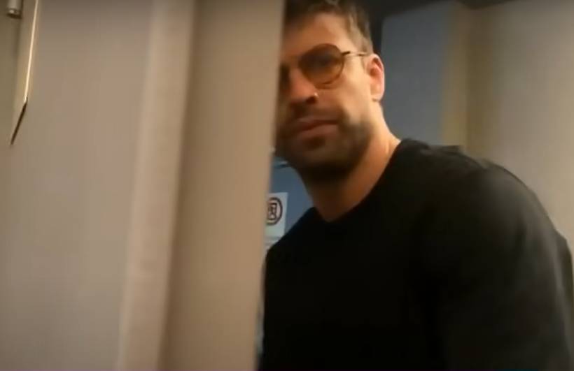 La agresiva reacción de Piqué ante la insistente pregunta de un reportero por Shakira La separación de Shakira con el futbolista Piqué ha estado en el ojo de todos los medios de comunicación, quienes se han encargado de no pasar por alto ninguno de los movimientos de los dos.