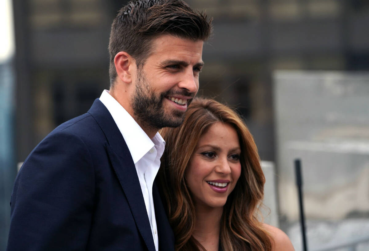 ¡Confirmado! Shakira se separa de Piqué tras 12 años de relación 1 ¡Confirmado! Shakira se separa de Piqué tras 12 años de relación Los rumores eran ciertos. Shakira confirmó este sábado que después de más de una década de relación y dos hijos en común, se separa del futbolista del F.C. Barcelona Gerard Piqué. Aunque no dio detalles de la crisis por la que atraviesa su familia, las especulaciones sobre una supuesta infidelidad de él crecieron durante la última semana y podrían ser la causa por la que han decidido tomar caminos separados.
