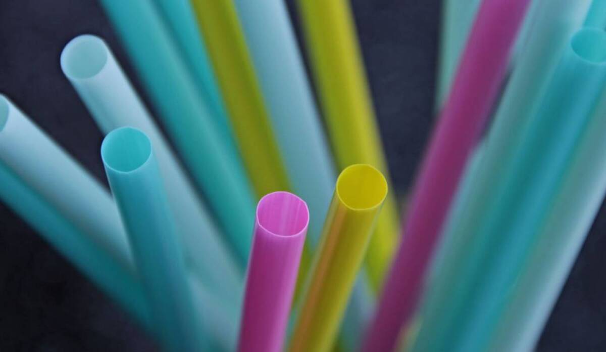 Adiós a los plásticos que se usan una vez 2 Adiós a los plásticos que se usan una vez El Congreso tomó, en las últimas horas, una decisión muy importante para el medio ambiente luego de que se aprobara en el cuarto y último debate un proyecto de ley para eliminar los plásticos de un solo uso en el país, una iniciativa que se había radicado en 20 ocasiones en los últimos 10 años. Los textos aprobados en Senado y Cámara pasarán a conciliación en un solo texto, el cual debe firmar el presidente para que la norma entre en funcionamiento.