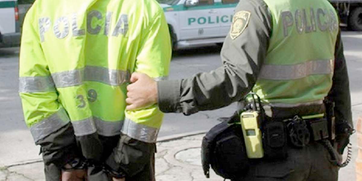 Cayeron falsos policías de la Sijín en Chapinero 8 Cayeron falsos policías de la Sijín en Chapinero "Frente a estos hechos ya teníamos unas alertas sobre posibles puestos de control irregulares y sobre actuaciones de falsos policías que ya habían intimidado y realizado hurtos a diferentes personas", indicó la Metropolitana de Bogotá.
