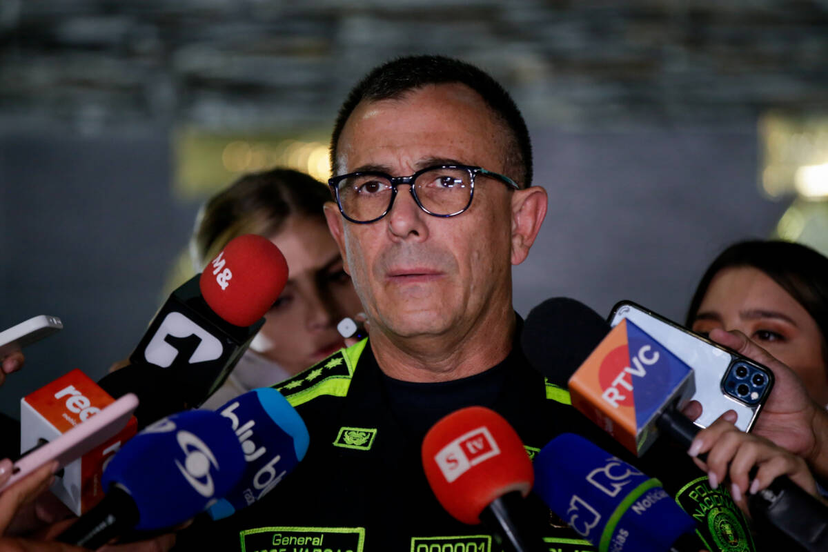 Existen intenciones de realizar actos violentos tras elecciones: Policía El director de la Policía, general Jorge Luis Vargas, denunció este martes que existe información de inteligencia sobre pretensiones de algunos grupos de cometer delitos, incitar a la violencia y no reconocer las elecciones.