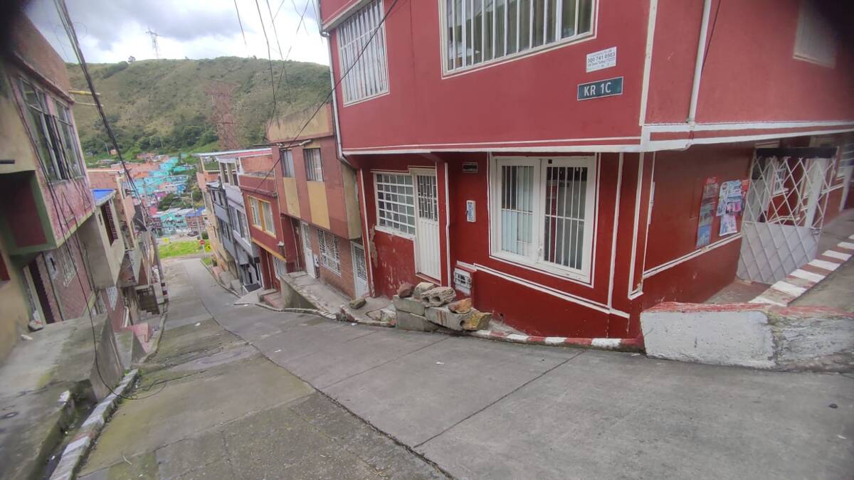Riña cuchillo y muerte en Diana Turbay 1 Riña cuchillo y muerte en Diana Turbay Este último fue identificado como Alexánder Sandoval, de 42 años, quien presentaba una herida de puñal en la pierna. Al parecer, este señor habría sostenido una fuerte riña con el pelado momentos antes de la arremetida. El hombre quedó a disposición de las autoridades para que aclare lo que de verdad pasó aquella violenta madrugada.