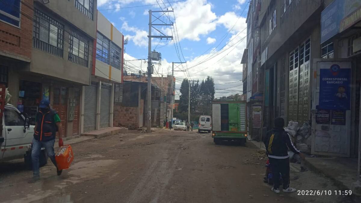 Un muerto y un herido en noche agreste en Rafael Uribe 1 Un muerto y un herido en noche agreste en Rafael Uribe Cinco minutos, ese fue el tiempo que pasó entre un brutal homicidio a bala y otro agreste ataque a ‘plomo’ que sembró el terror en el barrio Marruecos y Molinos, la noche de este jueves en las destapadas calles de Rafael Uribe. El saldo final fue un hombre de 45 años herido, un joven de apenas 20 años asesinado y otro sujeto capturado por pegarle un tiro en la espalda al señor que logró sobrevivir.