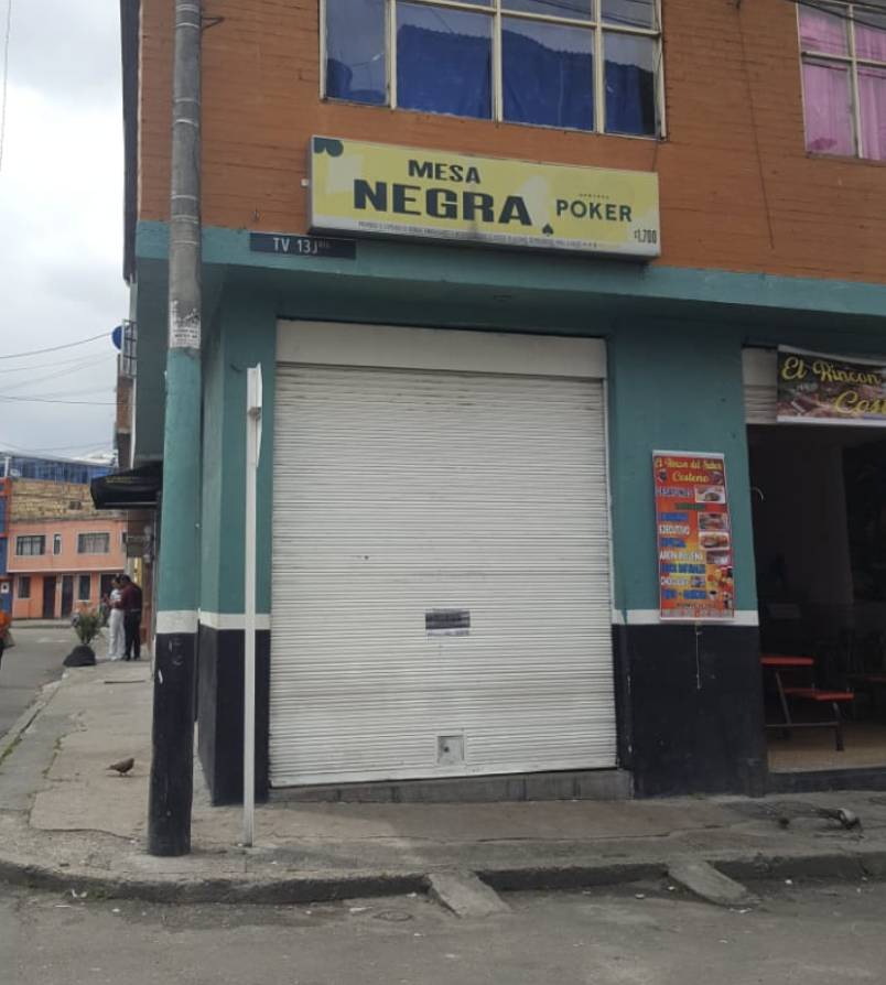 Entraron a dispararle a Emerson a un bar en Rafael Uribe 1 Entraron a dispararle a Emerson a un bar en Rafael Uribe Los últimos instantes de vida de Emerson Perlaza fueron inciertos y agónicos. Como si fuera sacado de una película de horror, este hombre fue atacado a bala mientras departía unas ‘polas’ con varios amigos dentro de un establecimiento comercial cerca del medio día del domingo.