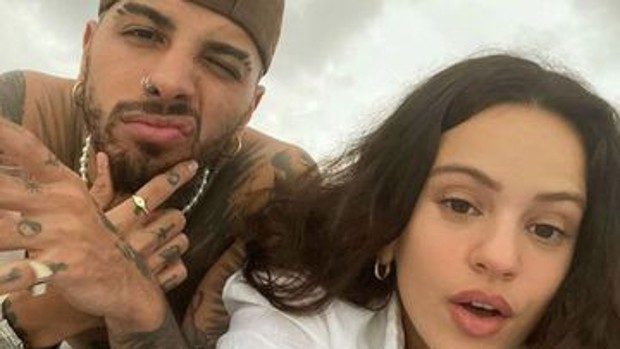 ¿Hay boda? Rosalía luce gran anillo de diamantes La famosa pareja de los cantantes de música urbana Rosalía y Raw Alejandro están dando grandes pasos dentro de su relación, pues recientemente se conoció que compraron una propiedad en común y ahora se especula que podrían estar comprometidos.