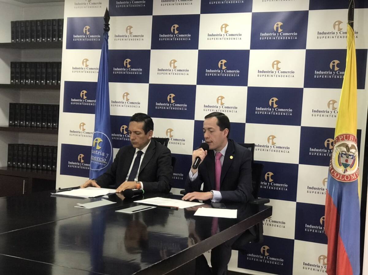 Imponen millonaria multa a 'Cartel de refrigerios' en Bogotá 1 Imponen millonaria multa a 'Cartel de refrigerios' en Bogotá La Superintendencia de Industria y Comercio sancionó a nueve empresas y dieciséis personas naturales por violar la libre competencia y cartelizarse para participar en el Programa de Refrigerios Escolares en Bogotá (PREB) del Plan de Alimentación Escolar (PAE) entre los años 2007 y 2017.