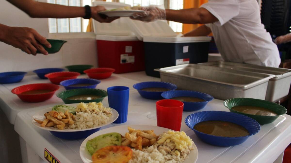 Imponen millonaria multa a 'Cartel de refrigerios' en Bogotá 7 Imponen millonaria multa a 'Cartel de refrigerios' en Bogotá La Superintendencia de Industria y Comercio sancionó a nueve empresas y dieciséis personas naturales por violar la libre competencia y cartelizarse para participar en el Programa de Refrigerios Escolares en Bogotá (PREB) del Plan de Alimentación Escolar (PAE) entre los años 2007 y 2017.