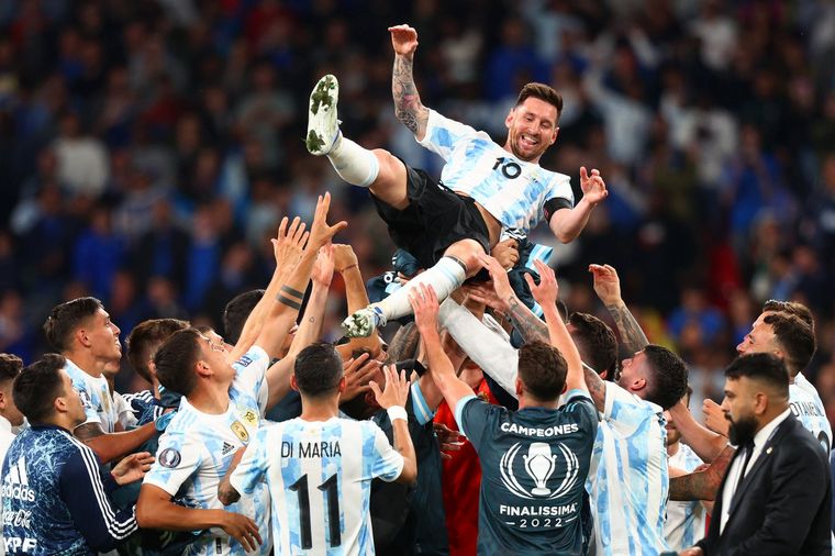 ¡Imparable! Argentina venció a Italia y se coronó campeón de la Finalissima Argentina, 'supercampeona': la Albiceleste se impuso de manera contundente en la&nbsp;Finalissima&nbsp;contra Italia (3-0), en un duelo entre los campeones de Sudamérica y Europa disputado este miércoles en el estadio londinense de Wembley.