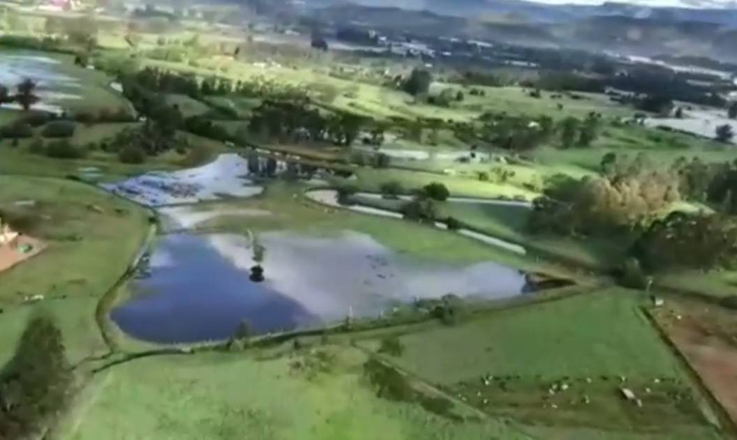 Río Bogotá se desbordó e inundó cuatro municipios de Cundinamarca 7 Río Bogotá se desbordó e inundó cuatro municipios de Cundinamarca Las fuertes lluvias que se han registrado en los últimos días terminaron causando el desbordamiento del río Bogotá en las últimas horas, situación que afectó a cuatro municipios de Cundinamarca.