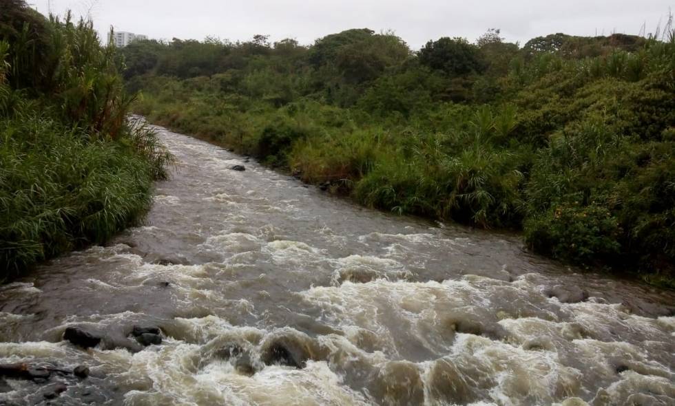 Bomberos advierten no ir a ríos ni quebradas este fin de semana Los Bomberos de Cundinamarca advierten a todas las personas que viajan este fin de semana, no acudir a quebradas ni ríos, ya que por las fuertes lluvias se pueden presentar crecientes y accidentes.