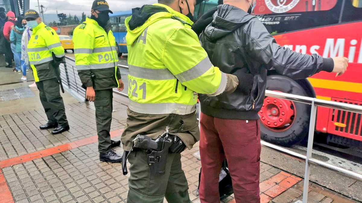 Duro golpe a pillos que hurtaban en TransMilenio 1 Duro golpe a pillos que hurtaban en TransMilenio Tras varios operativos de la Policía Metropolitana de Bogotá en las diferentes estaciones de TransMilenio, lograron dar un duro golpe al incautar 300 armas blancas a pillos dedicados a intimidar a los pasajeros de este transporte público.