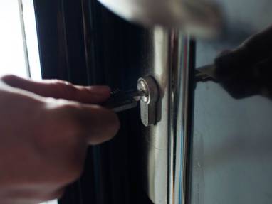 'Apartamenteros' desocuparon una vivienda en Puente Aranda y se llevaron una millonada 4 'Apartamenteros' desocuparon una vivienda en Puente Aranda y se llevaron una millonada En el barrio Primavera, unos bandidos ingresaron al apartamento de una joven de 30 años y se llevaron todo lo que encontraron a su paso.