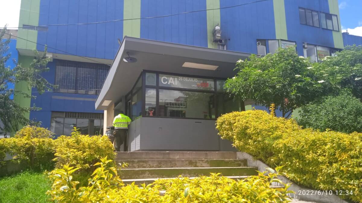Asesinan a presunto violador en San Cristóbal Nueve puñaladas fue el saldo de la terrible reacción, las cuales recibió el señalado violador en el pecho, el cuello y la cabeza. El hombre malherido aprovechó la cercanía del lugar de los hechos al CAI del 20 de Julio y por sus propios medios llegó a pedirles ayuda a los uniformados, que inmediatamente lo trasladaron a la Clínica San Rafael, en donde por la gravedad de las heridas, y ante la escandalosa pérdida de sangre, falleció minutos después de haber ingresado.
