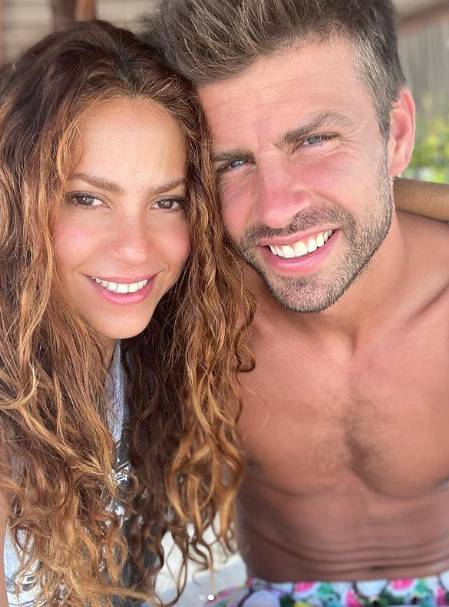 Shakira y Piqué tendrían una relación abierta 2 Shakira y Piqué tendrían una relación abierta Desde antes que se conociera la noticia de la separación de la cantante barranquillera Shakira con el futbolista Gerard Piqué, medios españoles rumoraban de la situación y decían que todo se debía a una supuesta infidelidad del defensa del Barsa con una joven de 20 años.
