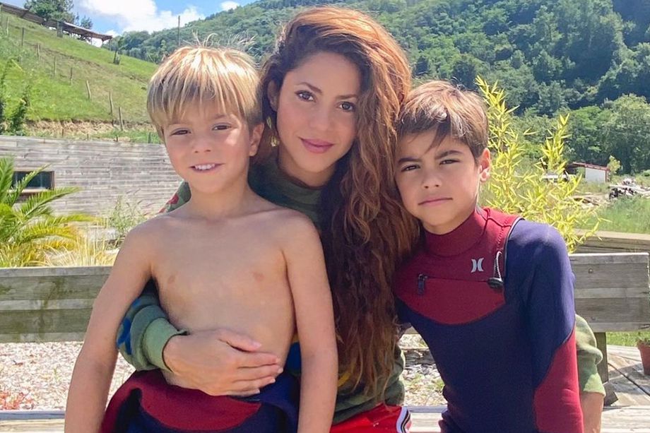Shakira se fue de Barcelona con sus hijos La cantante colombiana Shakira decidió darse un respiro y alejarse de su hogar en Barcelona (España) para pasar tiempo de calidad con sus hijos y relajarse luego su reciente separación con el futbolista Gerald Piqué.