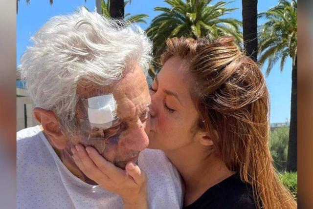 No para la mala racha para Shakira, ahora su papá fue hospitalizado 1 No para la mala racha para Shakira, ahora su papá fue hospitalizado La cantante Shakira no está pasando por el mejor de los momentos en su vida personal. Y no es solamente por tener que lidiar con el tema de su separación con el deportista Gerard Piqué, con el que llevaba una relación de 12 años y con el que tuvo a sus dos hijos; también ha tenido que ver a su padre, William Mebarak, batallar con su salud.