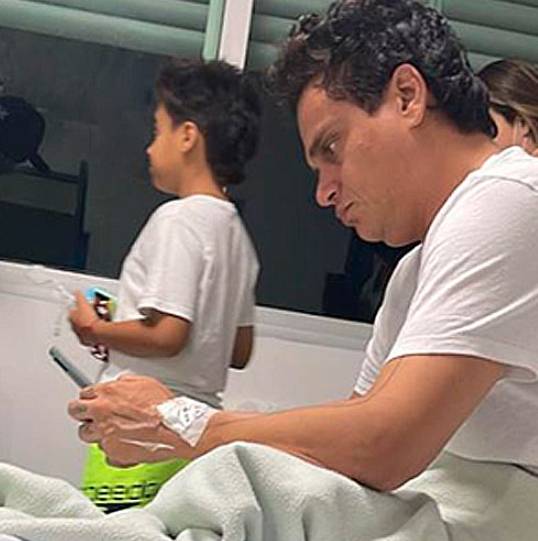 Silvestre Dangond fue diagnosticado con neumonía y está incapacitado 1 Silvestre Dangond fue diagnosticado con neumonía y está incapacitado Silvestre Dangond tuvo que cancelar todas sus presentaciones por culpa de una enfermedad respiratoria que hoy lo tiene incapacitado.