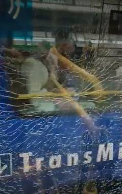 Vándalo en una noche le reventó los vidrios a más de 20 Transmilenios Es por eso, que las autoridades están a la búsqueda del vándalo que dispara contra los buses, al parecer, con una cauchera desde una vivienda.