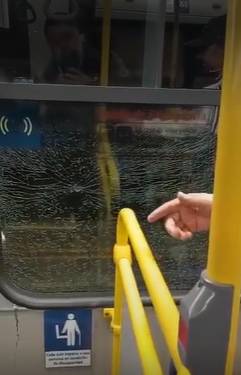 Vándalo en una noche le reventó los vidrios a más de 20 Transmilenios Es por eso, que las autoridades están a la búsqueda del vándalo que dispara contra los buses, al parecer, con una cauchera desde una vivienda.