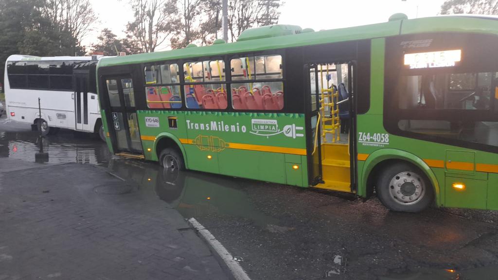 Trancón en la calle 26: Sitp se quedó atorado en tremendo hueco 5 Trancón en la calle 26: Sitp se quedó atorado en tremendo hueco Un conductor de un bus Sitp quedó enterrado en tremendo hueco en la calle 26 con transversal 91, justo en el ingreso del barrio Álamos, generando trancón en esta zona de la capital.